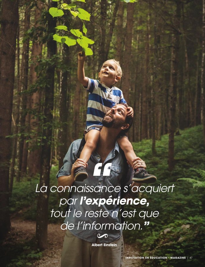 Un enfant sur les épaules de son père en forêt, citation d’Albert Einstein : La connaissance s’acquiert par l’expérience, tout le reste n’est que de l’information