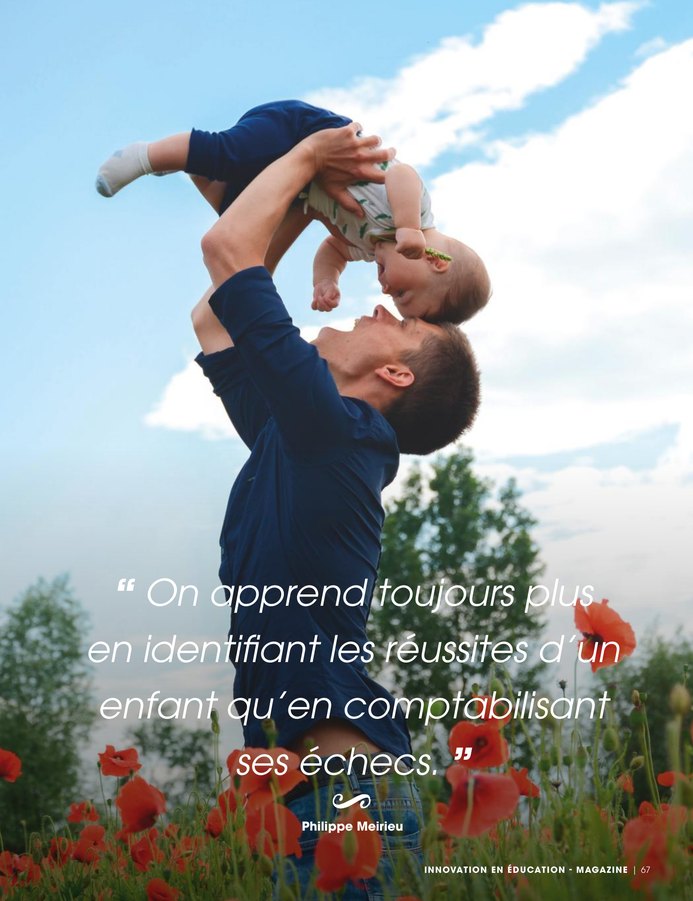 Un père soulève son bébé dans un champ de coquelicots, citation de Philippe Meirieu : On apprend toujours plus en identifiant les réussites d’un enfant qu’en comptabilisant ses échecs